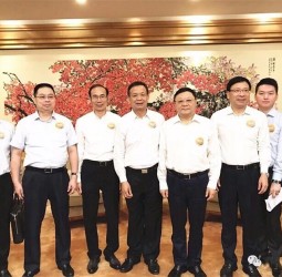 深圳市委书记王伟中、市长陈如桂等深圳四套班子领导会见香港信义集团董事局主席、深圳市福建商会创会会长李贤义等爱心企业家并座谈